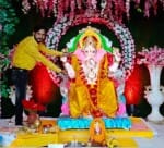 चौक में श्री गणेश का पूजन करता श्रद्धालु । संवाद