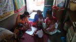 फतेहाबाद के गुरुनानक पुरा मोहल्ले में आंगनबाड़ी केंद्र में बच्चों को जानकारी देती आंगनबाड़ी का?