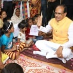 सीएम शिवराज बच्चों के बीच में।