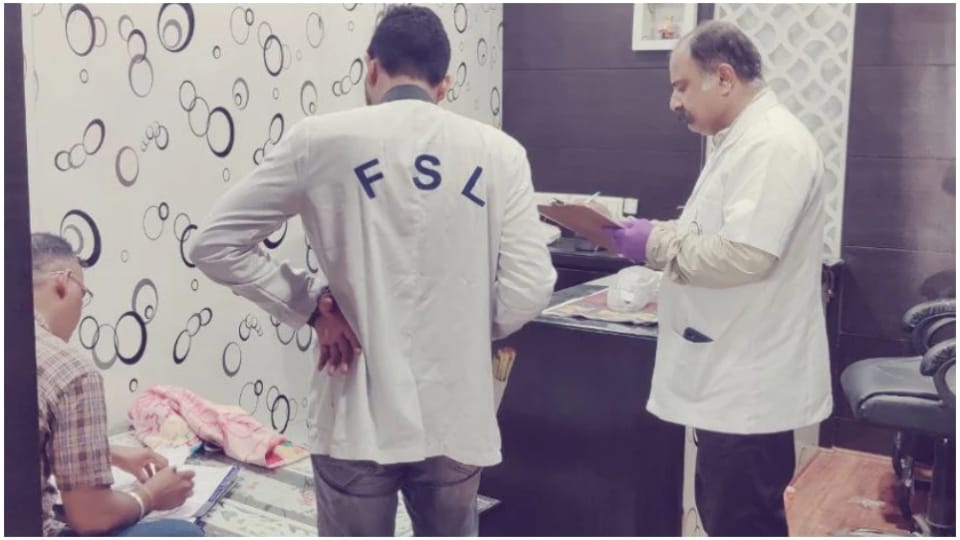 15.48 Lakh Looted From Timber Trader in Jaipur Hostage in showroom