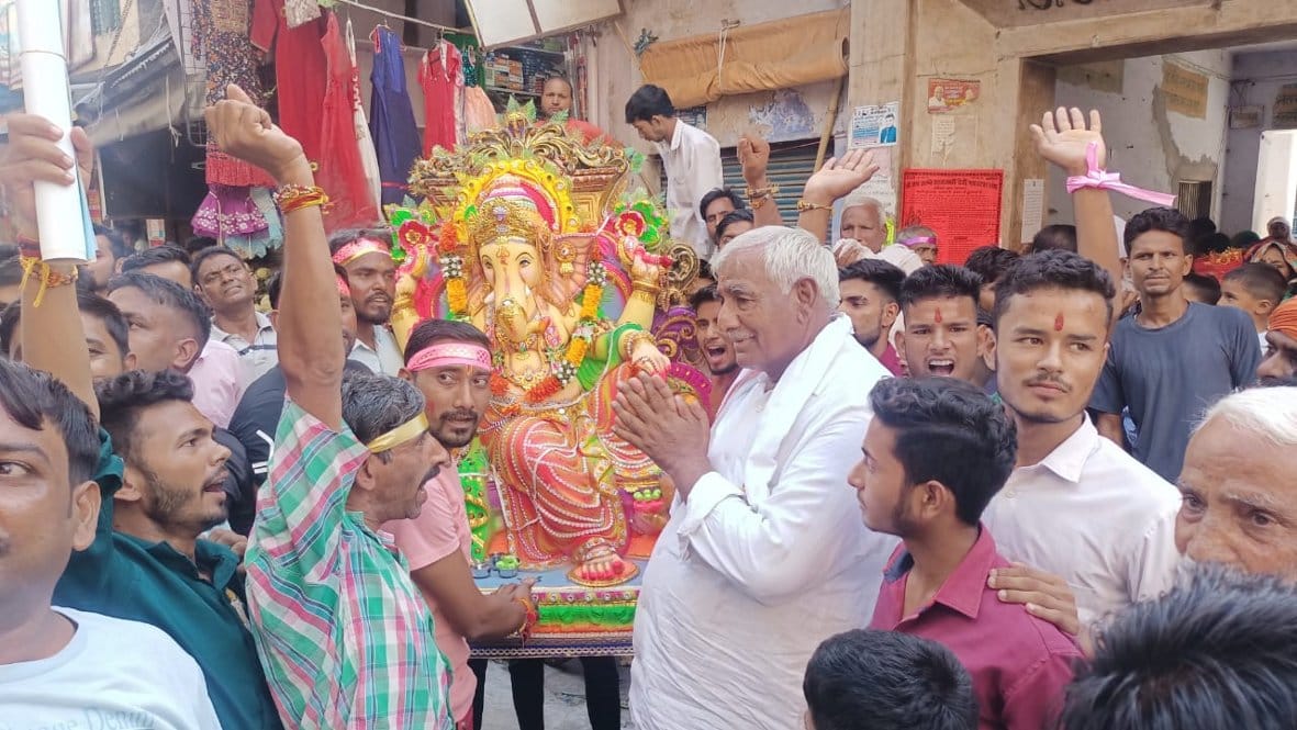Offering laddus by worshiping Ganpati