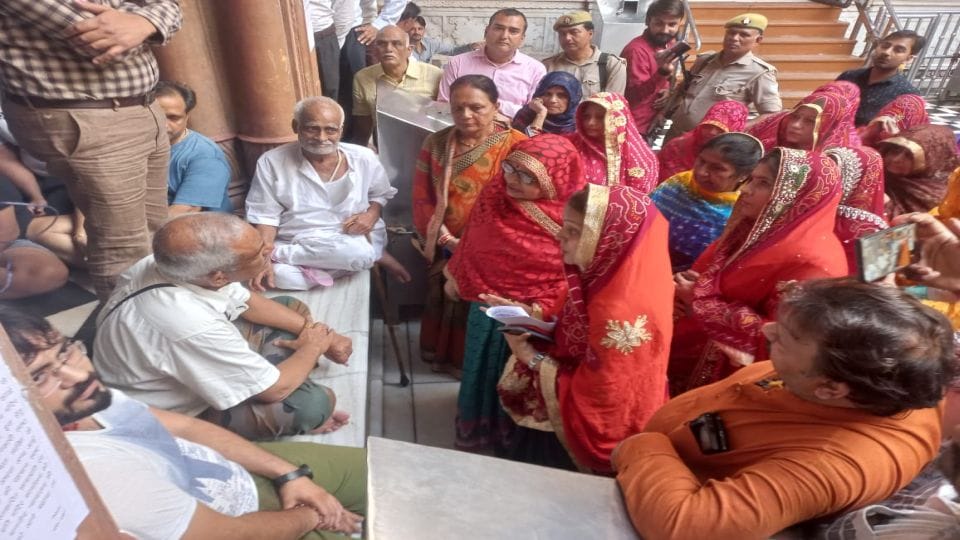 women of Goswami society met the inquiry committee of banke bihari mandir accident