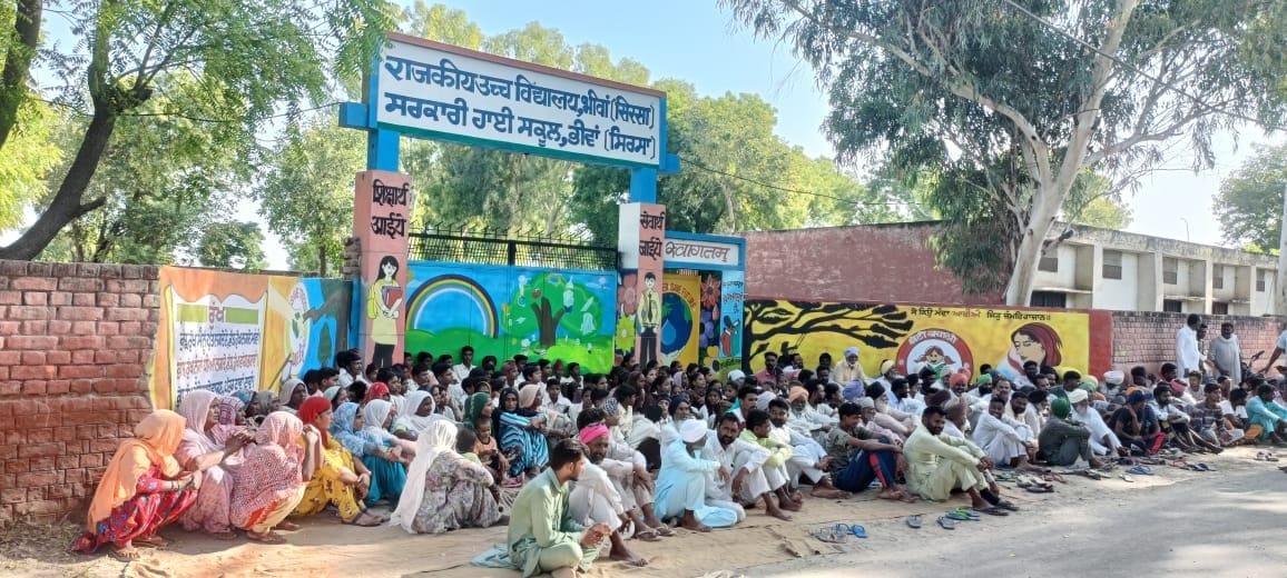 In village Bhiwan, villagers put a lock on the school gate, demonstrated and burnt the effigy of the government