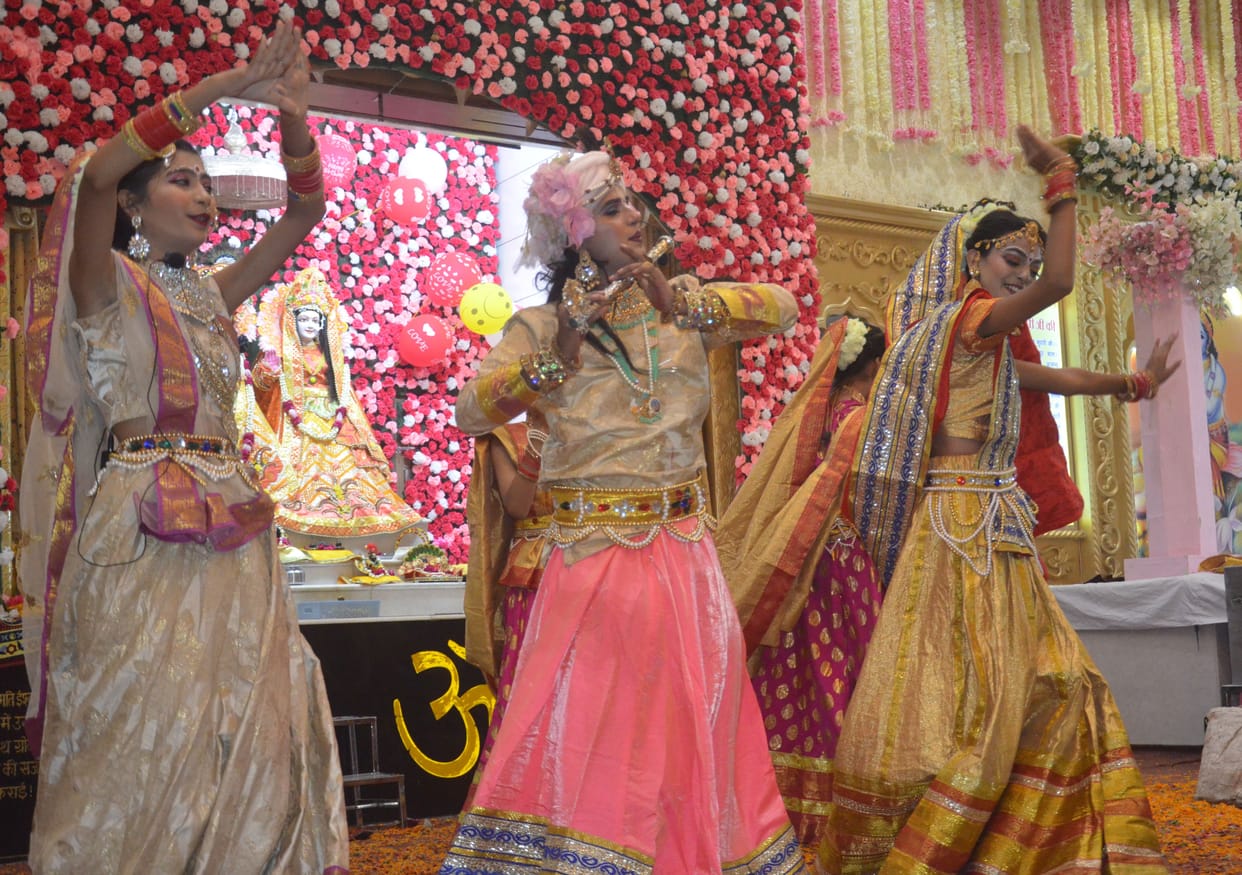 Holi with flowers played in Shri Ganesh Festival