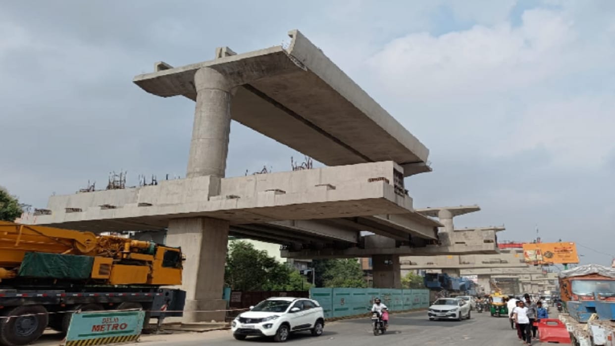 Delhi Metro: Metro will pass above, vehicles will run on the flyover below