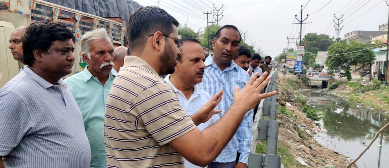 MLA and Municipal Commissioner visited to solve waterlogging