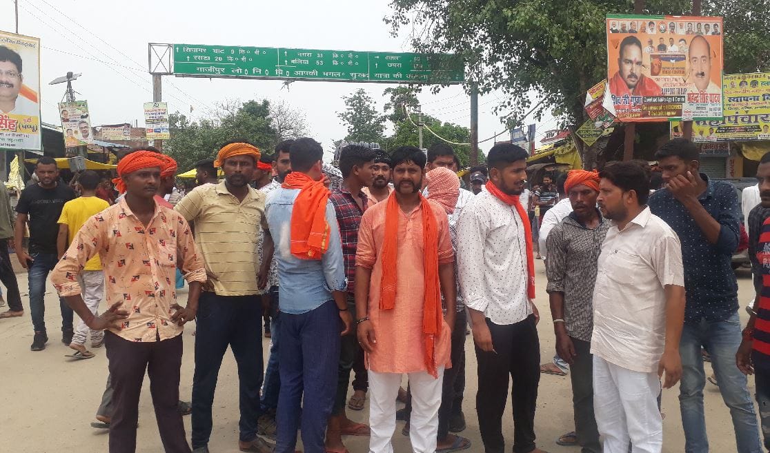 BJP leader arrested for assaulting doctor after entering CHC in ghazipur supporters created ruckus