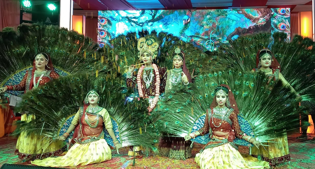Hathras: Holi of Lathmar and flowers captivated the mind, Charkula dance remained the center of attraction