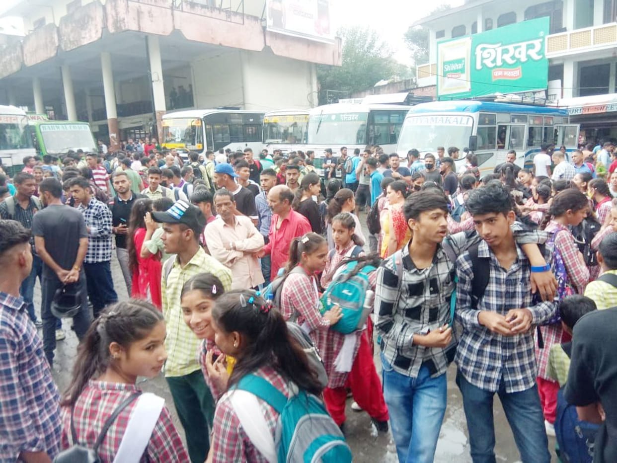 mandi news himachal news overloading buses jogindernagar bus adda