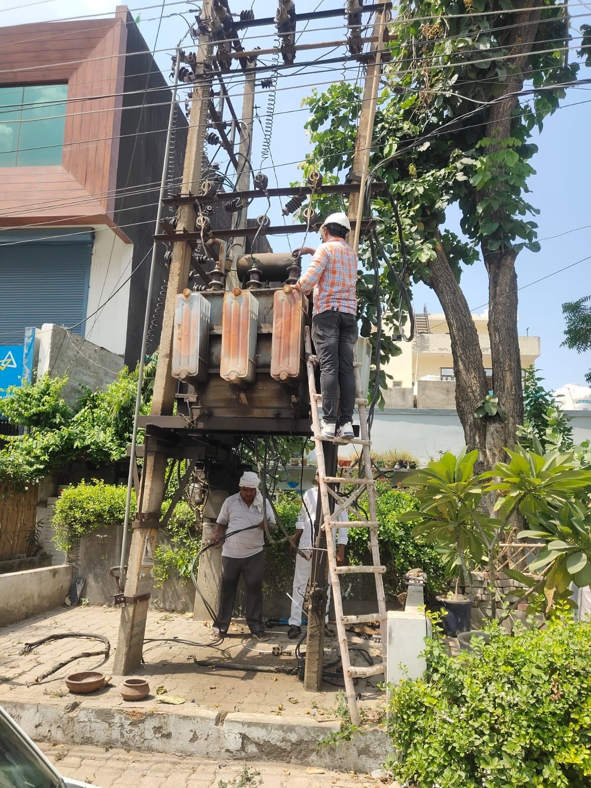 Power supply stalled for two hours due to burning of transformer's LT rod, people upset