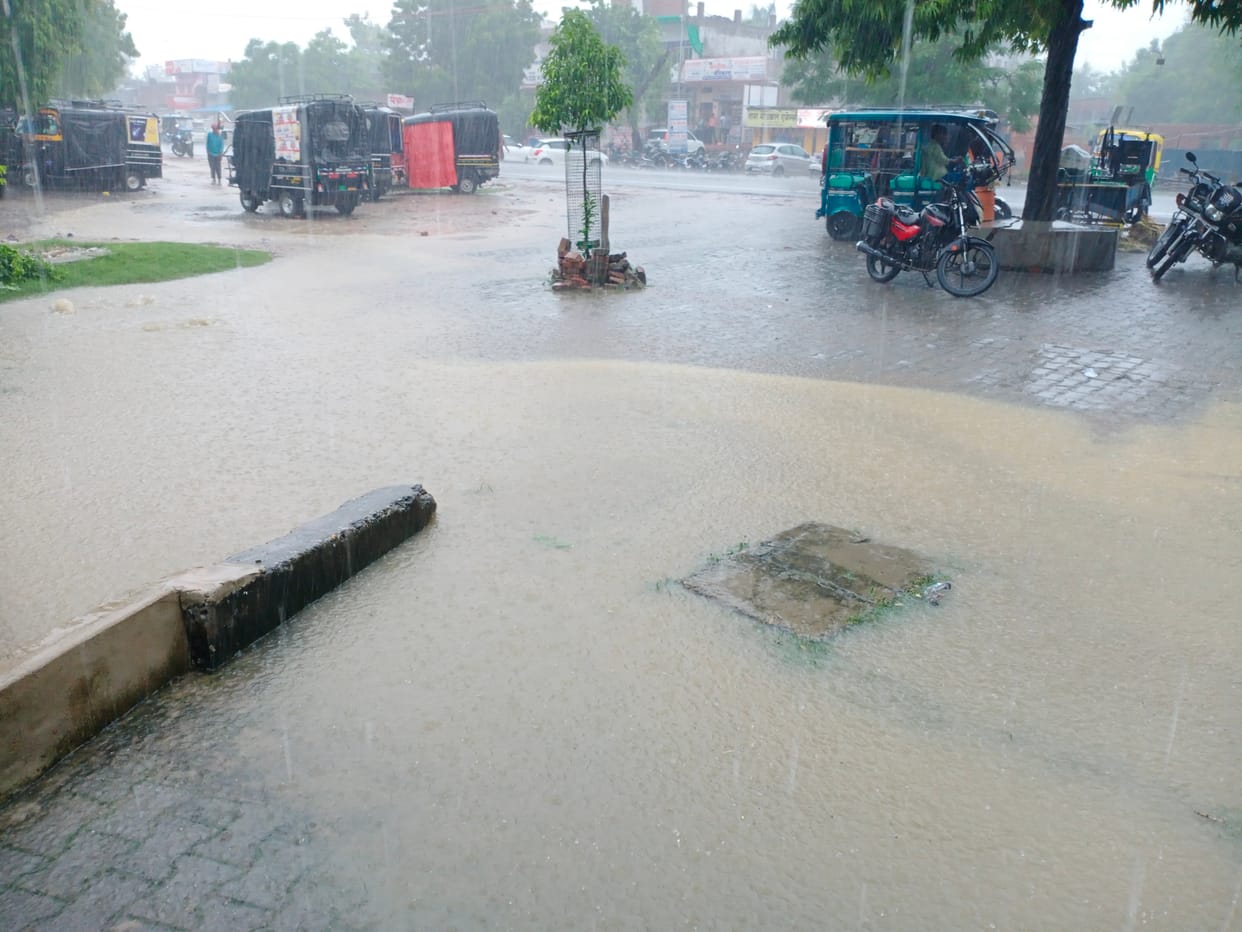 Relief from heat due to heavy rain, open pole of municipal drainage