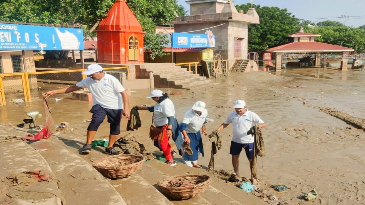 Namami Gange launched cleanliness campaign at Assi Ghat clothes and polythene removed from the soil of flood