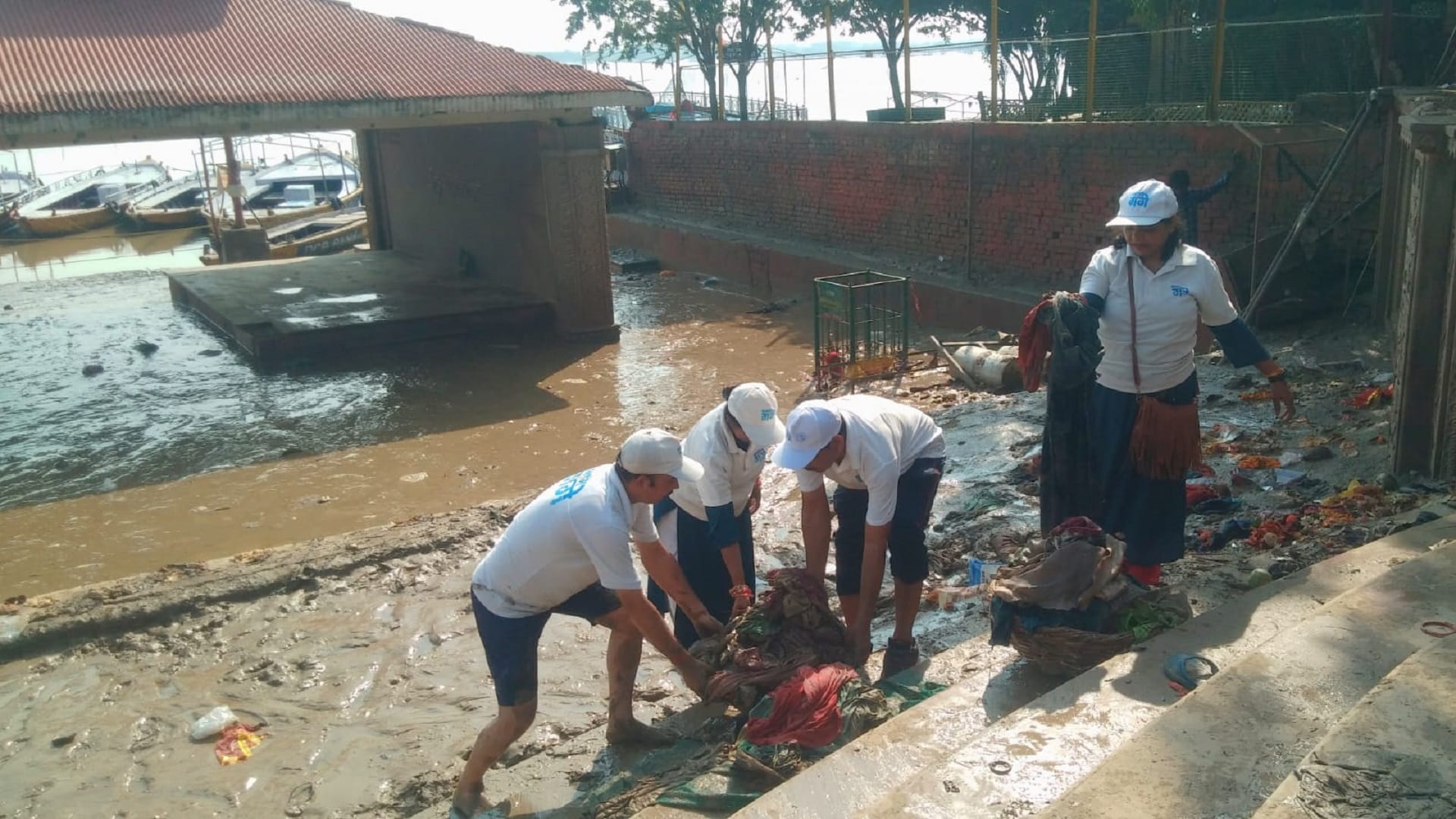 Namami Gange launched cleanliness campaign at Assi Ghat clothes and polythene removed from the soil of flood