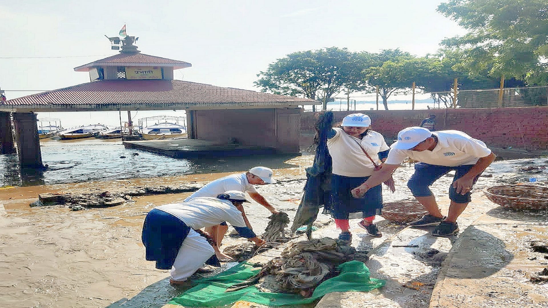 Namami Gange launched cleanliness campaign at Assi Ghat clothes and polythene removed from the soil of flood