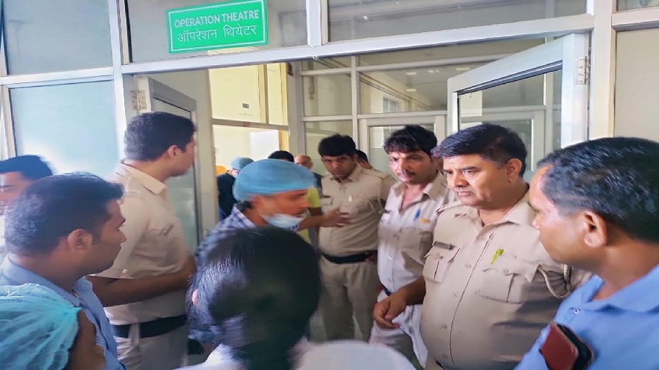 Dispute between doctor and nurse in subdivision civil hospital  two pregnant women groaning in pain in gurugra