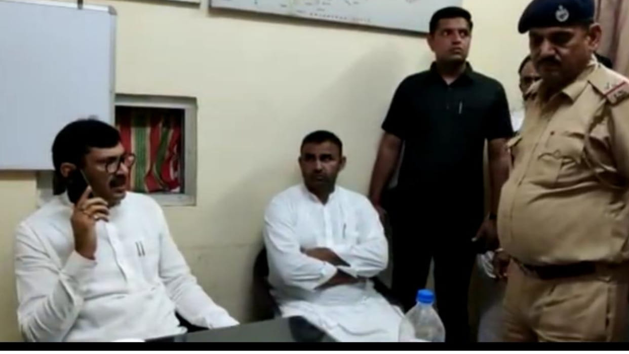 Haryana Panchayat Minister Devendra Babli did surprise inspection of police stations at night