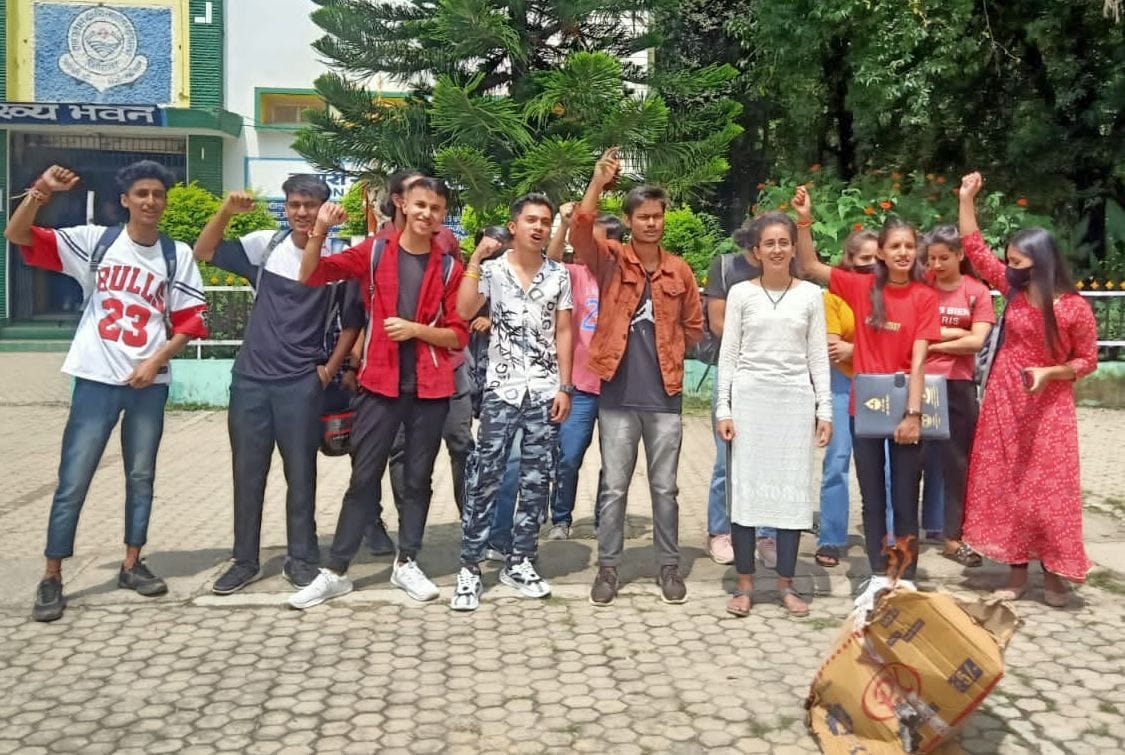 students burnt the effigy of the government