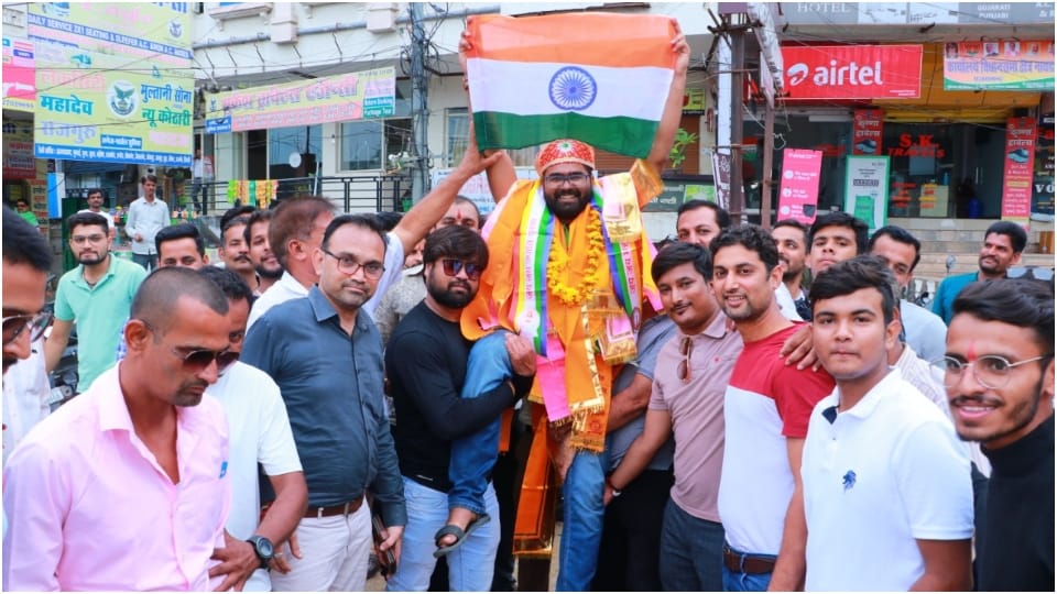 Prinkesh Hoisted 100 Meter Tiranga on Kanamo world record Rajsamand
