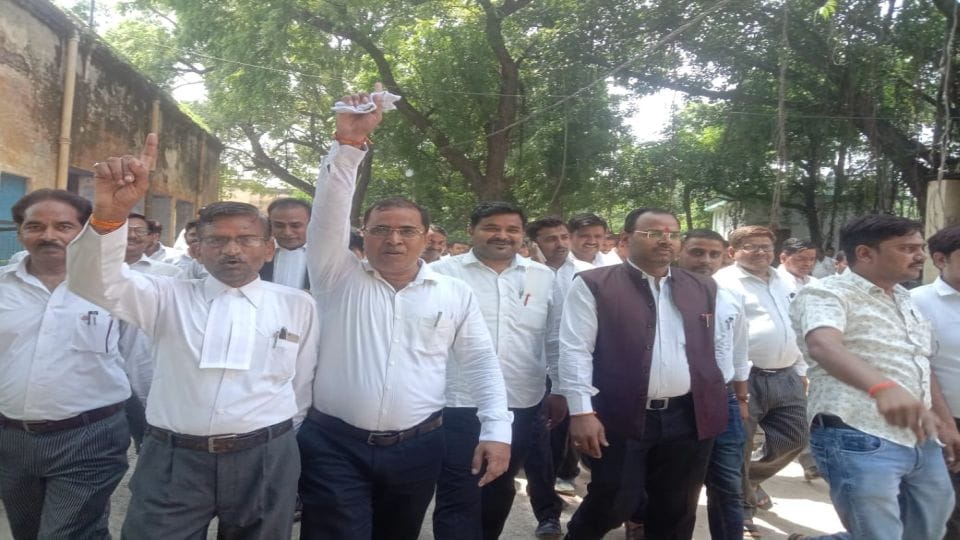advocates protests outside CJM court in mainpuri