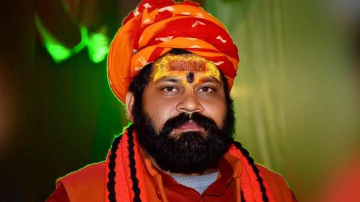 Saint raju das saya whoever will burn alive shahrukh I will give him 11 Lakh rupees.