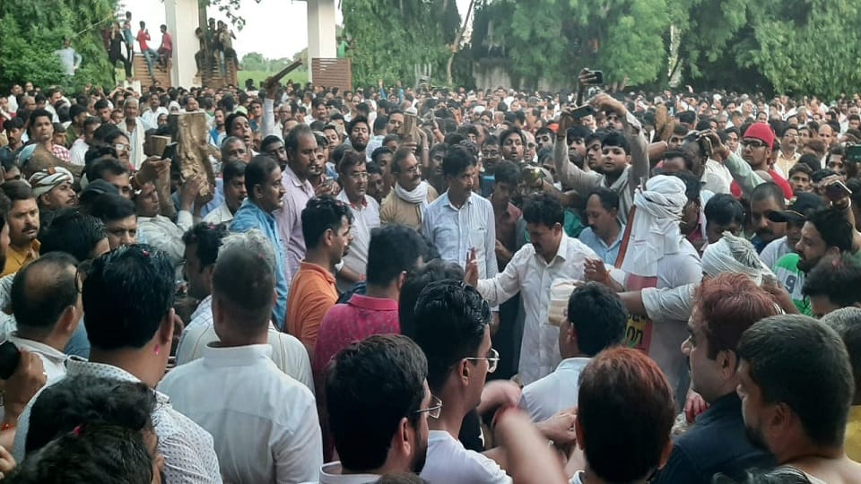 Former minister Ramveer Upadhyay cremated in Hathras