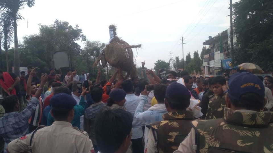 Damoh: Demonstration of two groups against the rape of a minor, face to face on the caste of the accused