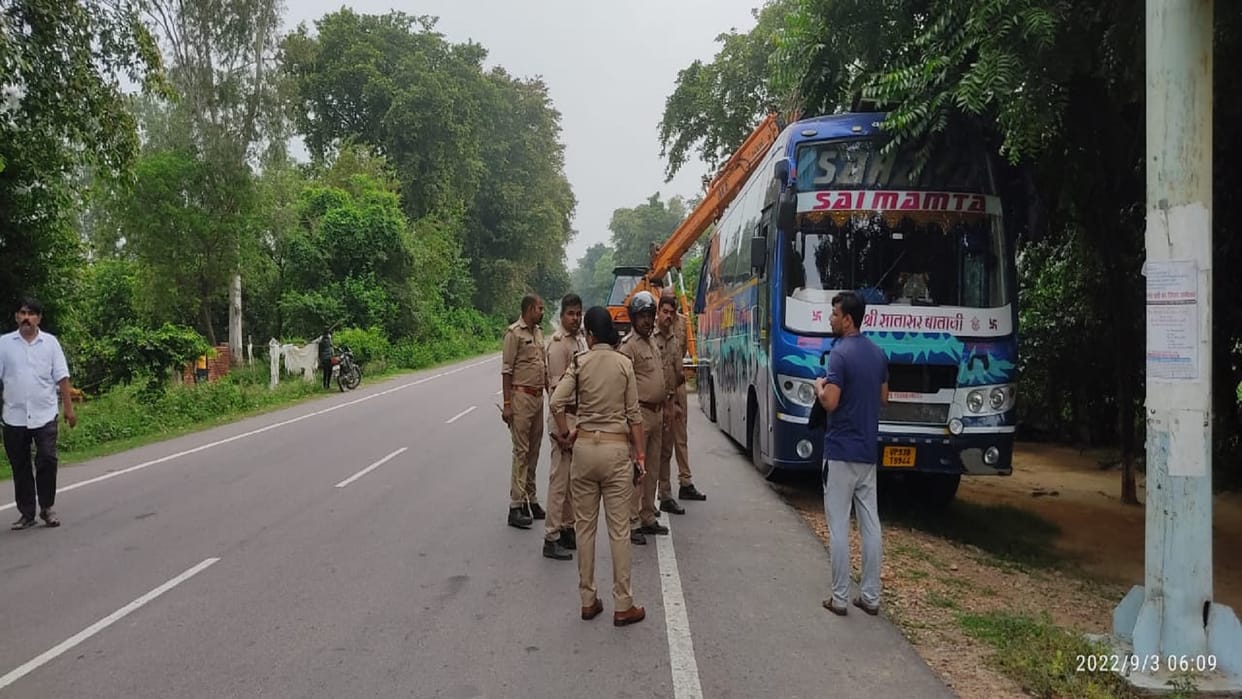 Truck and Double Decker Collides in Barabanki 4 People Dead 14 Injured in UP Road Accident