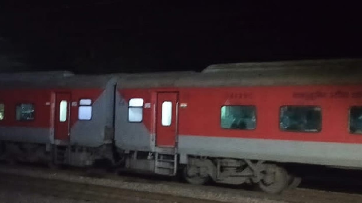 Stone pelting on Agra Fort Passenger at Sonai station train halted for 20 minutes