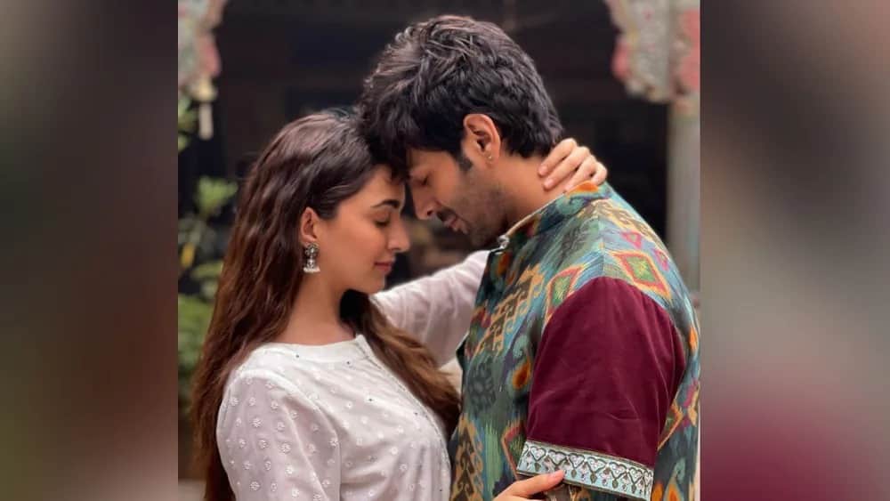 kartik aryna kiara advani starrer film satya prem ki katha first look out the couple is seen in romantic way