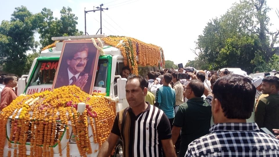 Crowd gathered to pay tribute to former energy minister