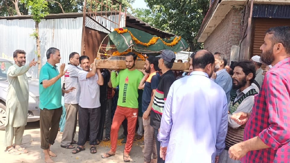 Muslim community participated in the funeral procession of Kashmiri Pandit woman