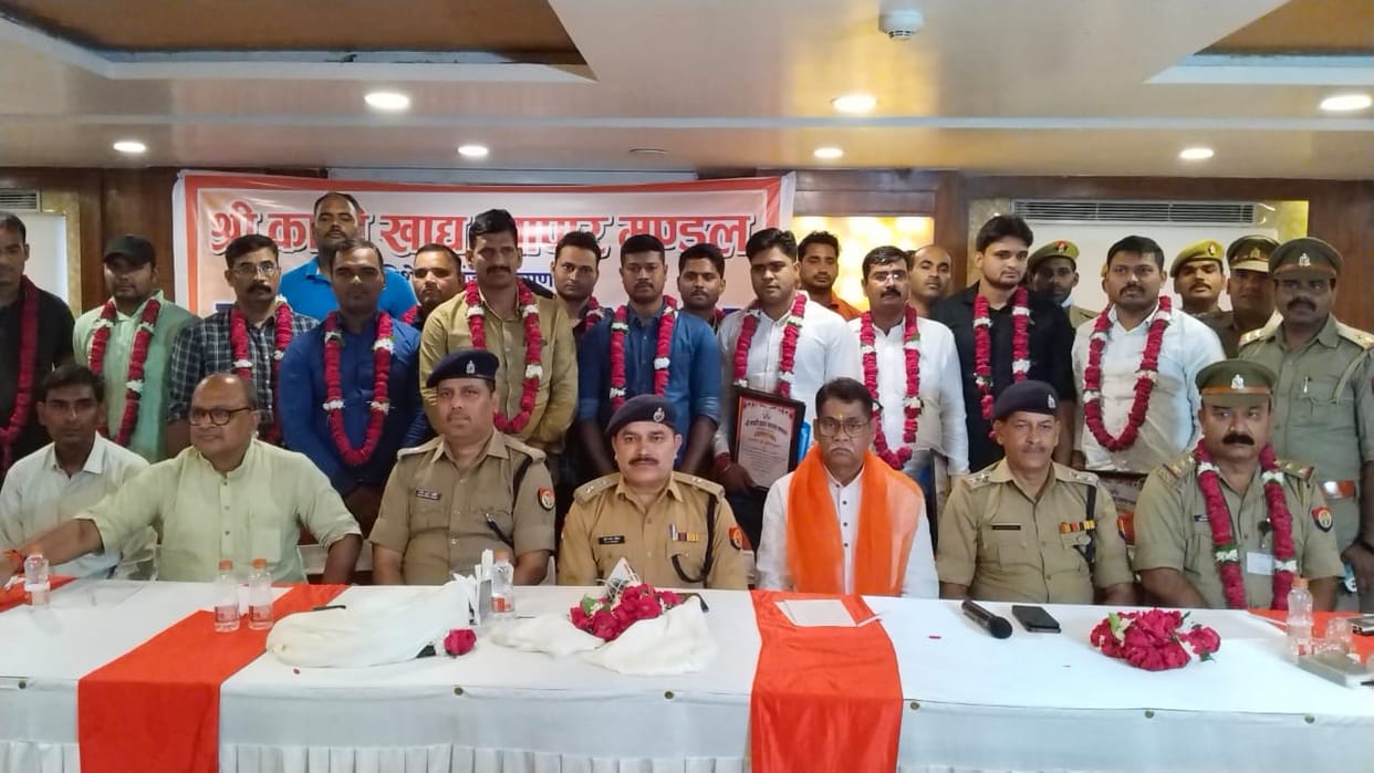 Businessmen honored varanasi police team for caught Irani gang criminals