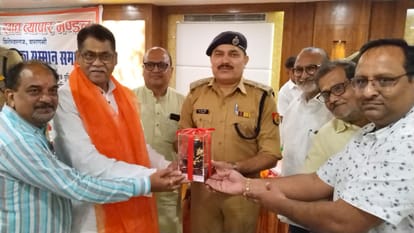 Businessmen honored varanasi police team for caught Irani gang criminals