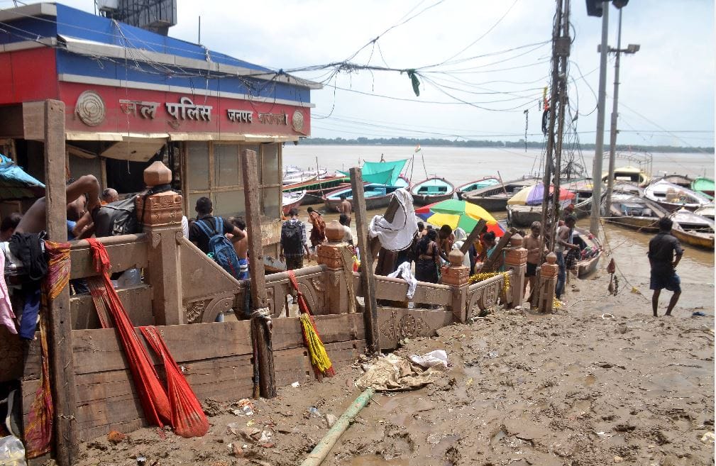 flood in varanasi ganga water level decreasing but trouble due to miseries problem of cremation