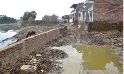 flood in varanasi ganga water level decreasing but trouble due to miseries problem of cremation