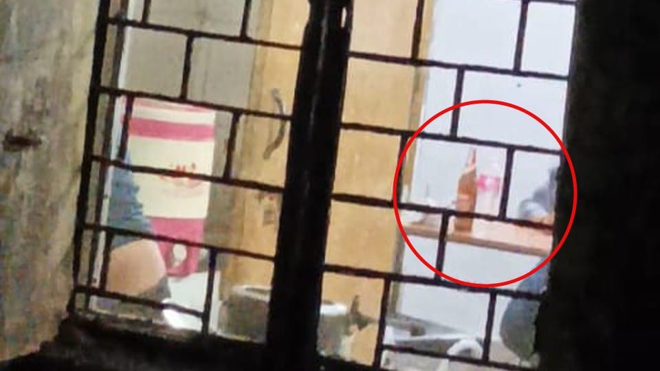 Damoh: Liquor party was going on in Tendukheda health center, patient complained to CM