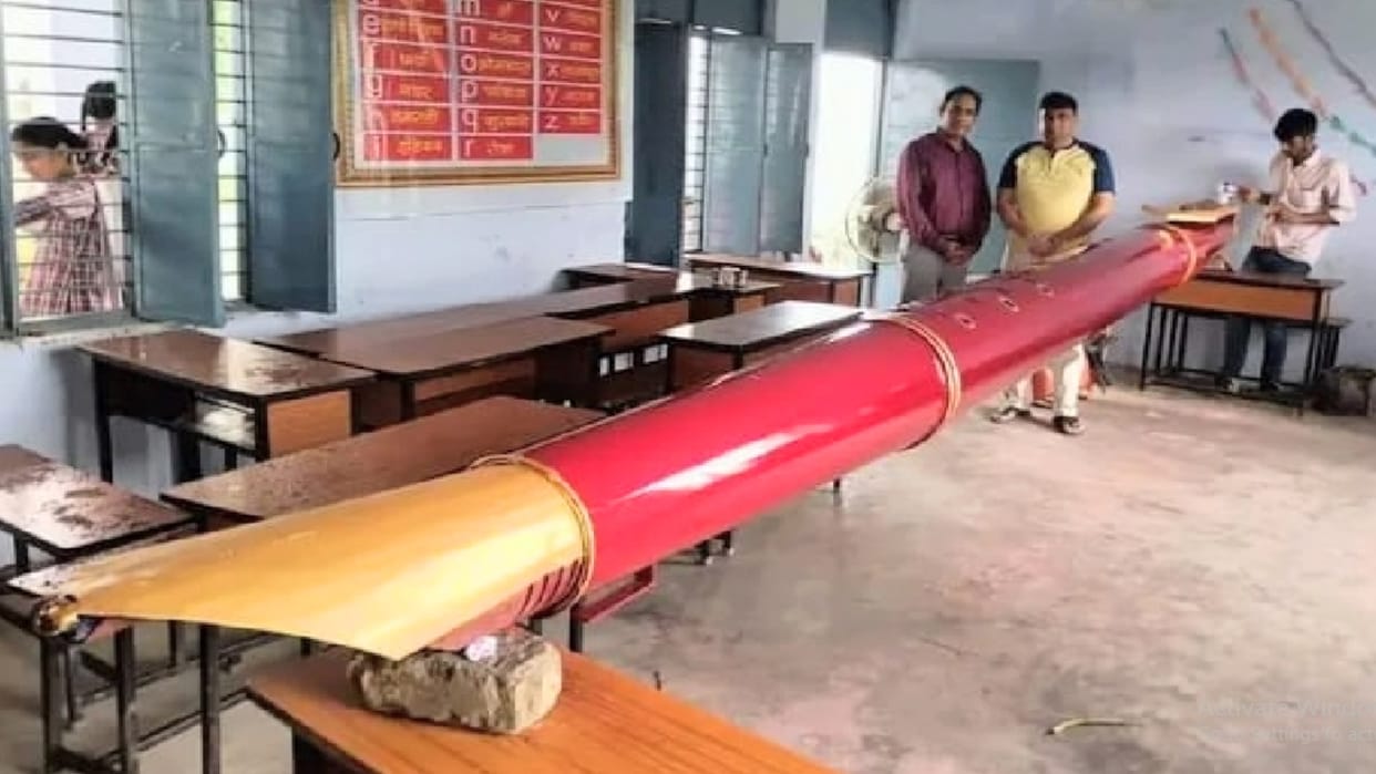 World's largest 20 feet long ink pen installed in Naurangabad government school of himachal