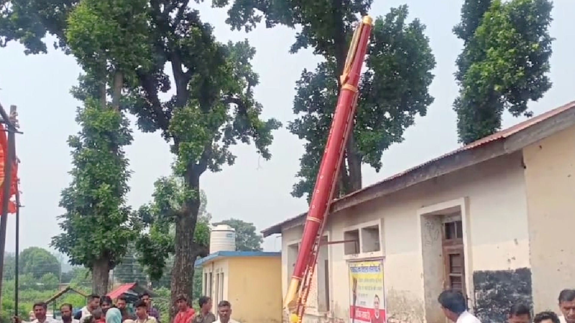 World's largest 20 feet long ink pen installed in Naurangabad government school of himachal
