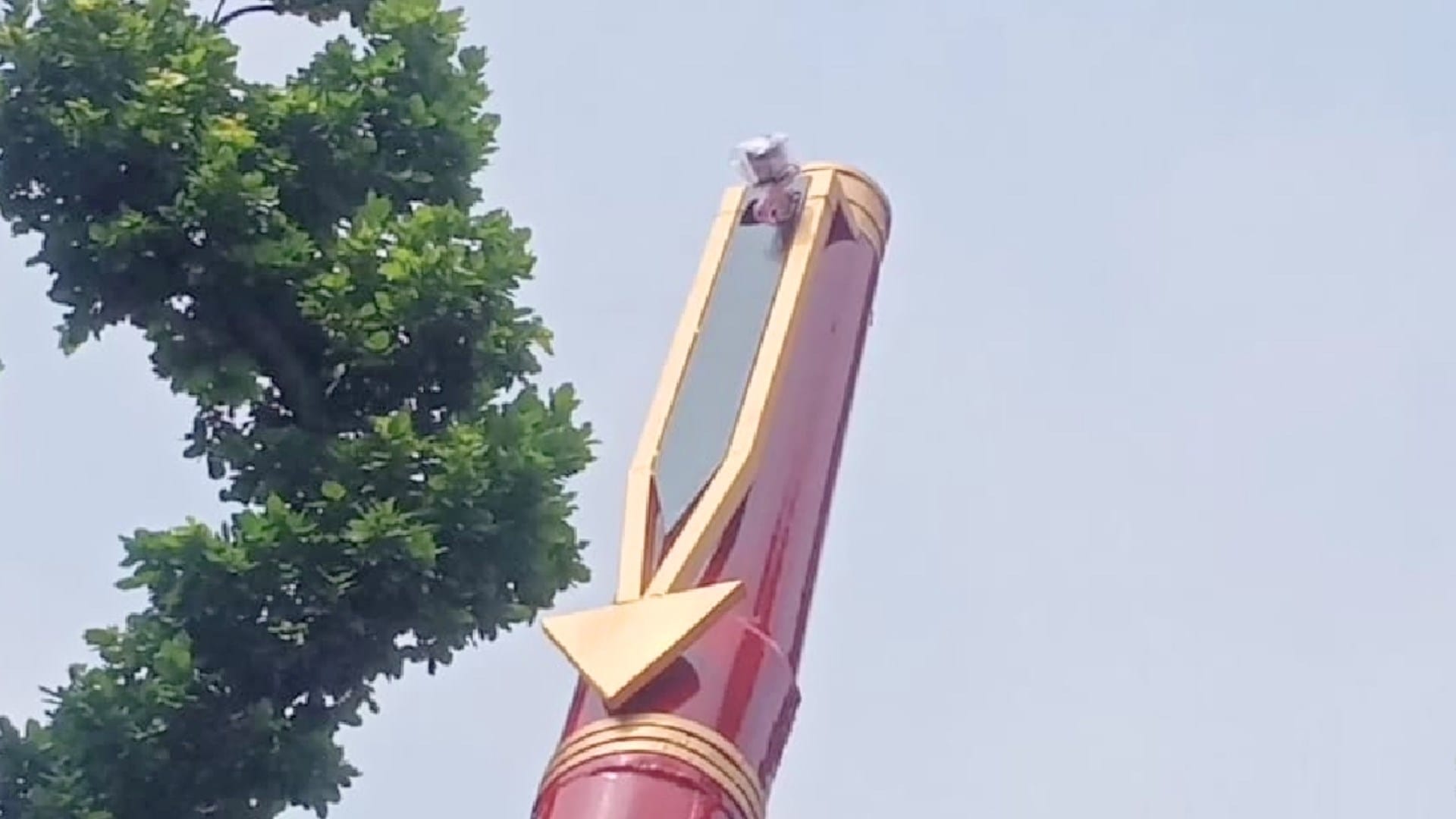 World's largest 20 feet long ink pen installed in Naurangabad government school of himachal