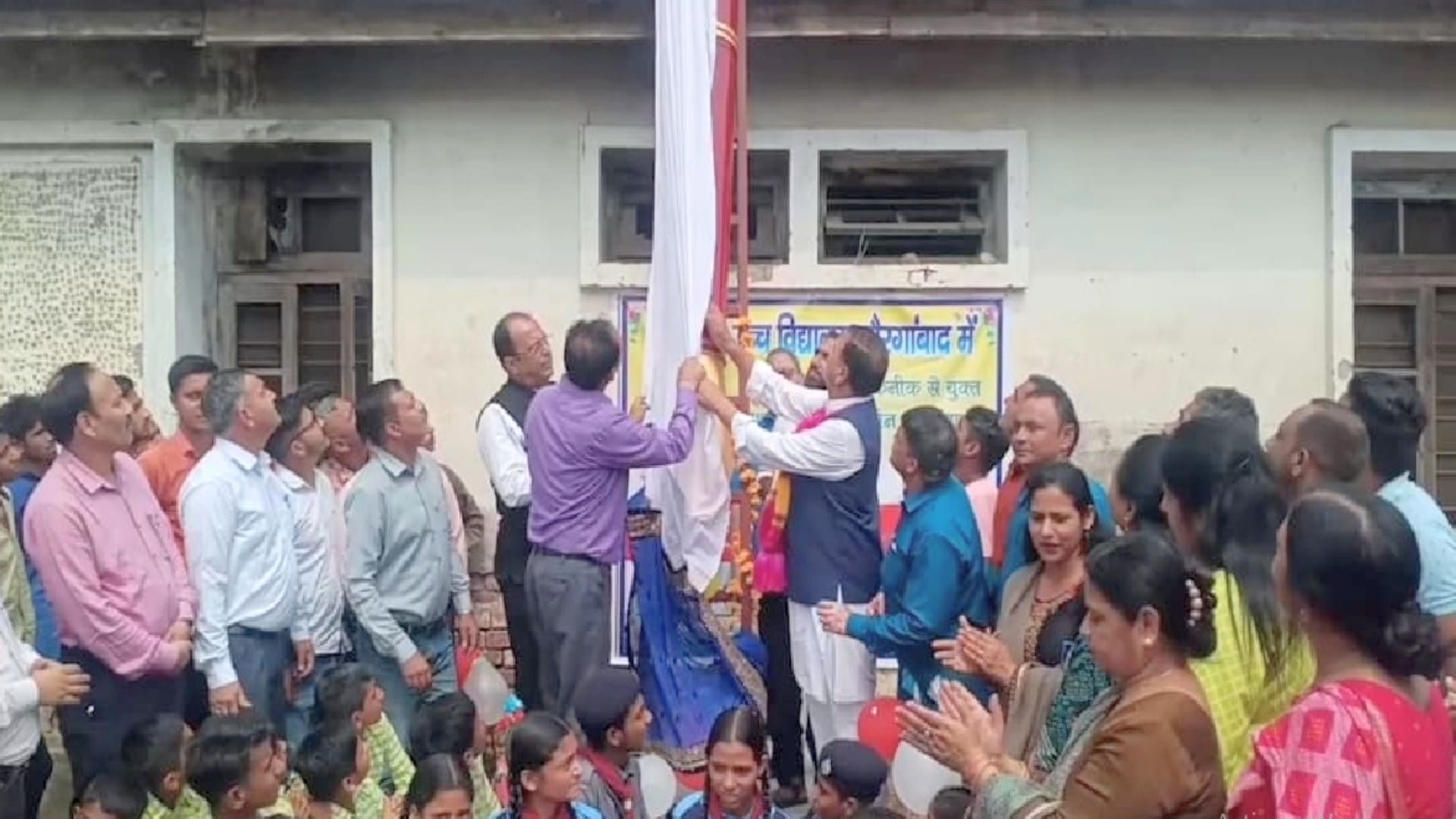 World's largest 20 feet long ink pen installed in Naurangabad government school of himachal