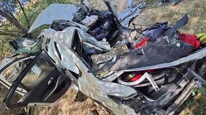 यमुना एक्सप्रेस वे पर दुर्घटनाग्रस्त हुई कार।