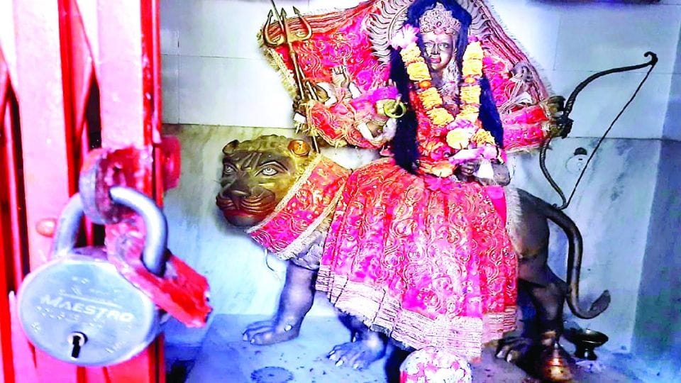 miscreants stole jewellery and statues from Ashram in Firozabad