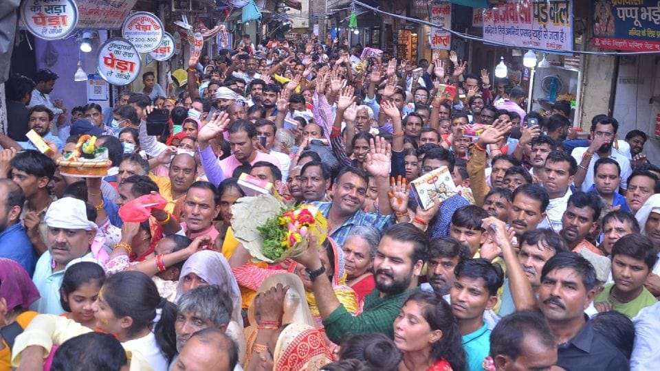 Vrindavan Banke Bihari will give divine darshan while playing flute in Maharas Mudra  on Sharad Purnima 2022