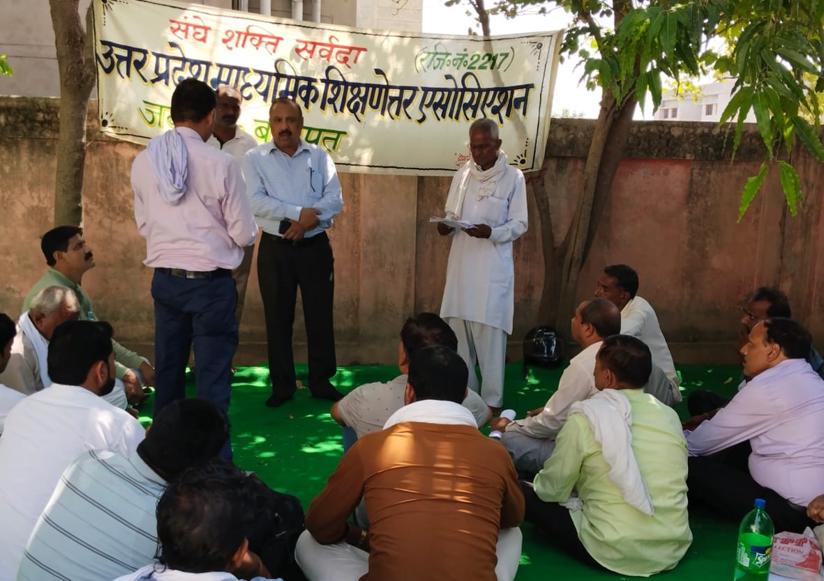 Non-teaching employees picket, memorandum submitted to Accounts Officer