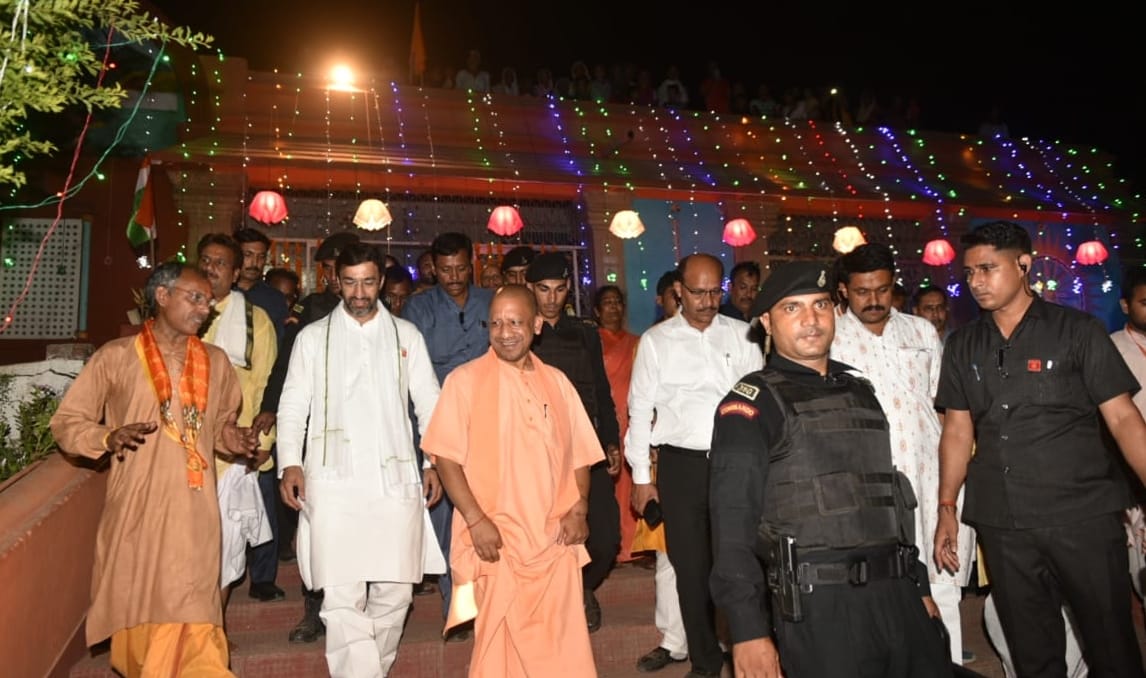 Yogi taught the lesson of development in the auditorium of Mahatma Vidur