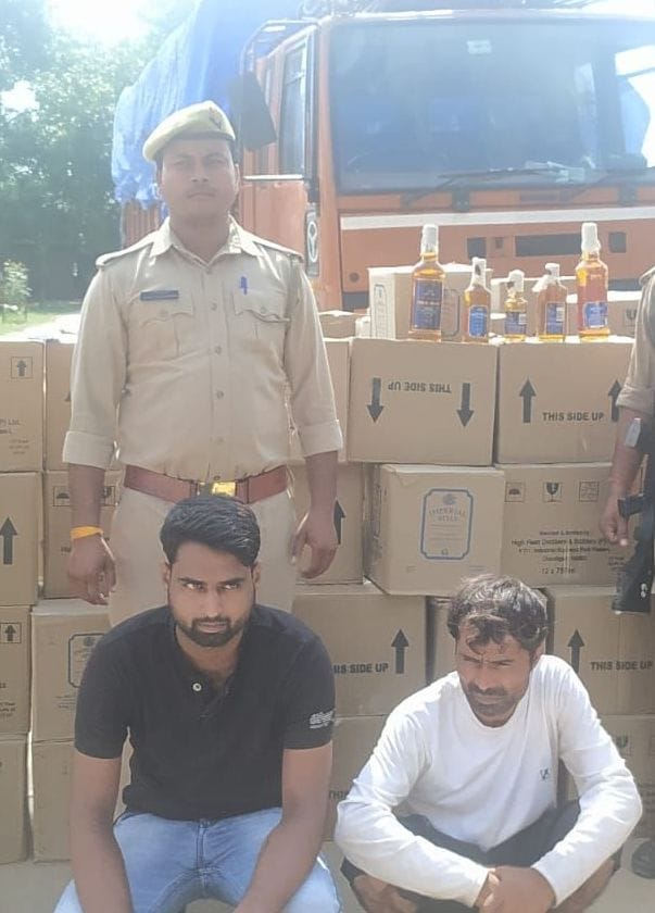 kanpur dehat: two smugglers arrested, liquor worth 25 lakhs recovered, were taking liquor from Haryana to Bihar by hiding in a truck