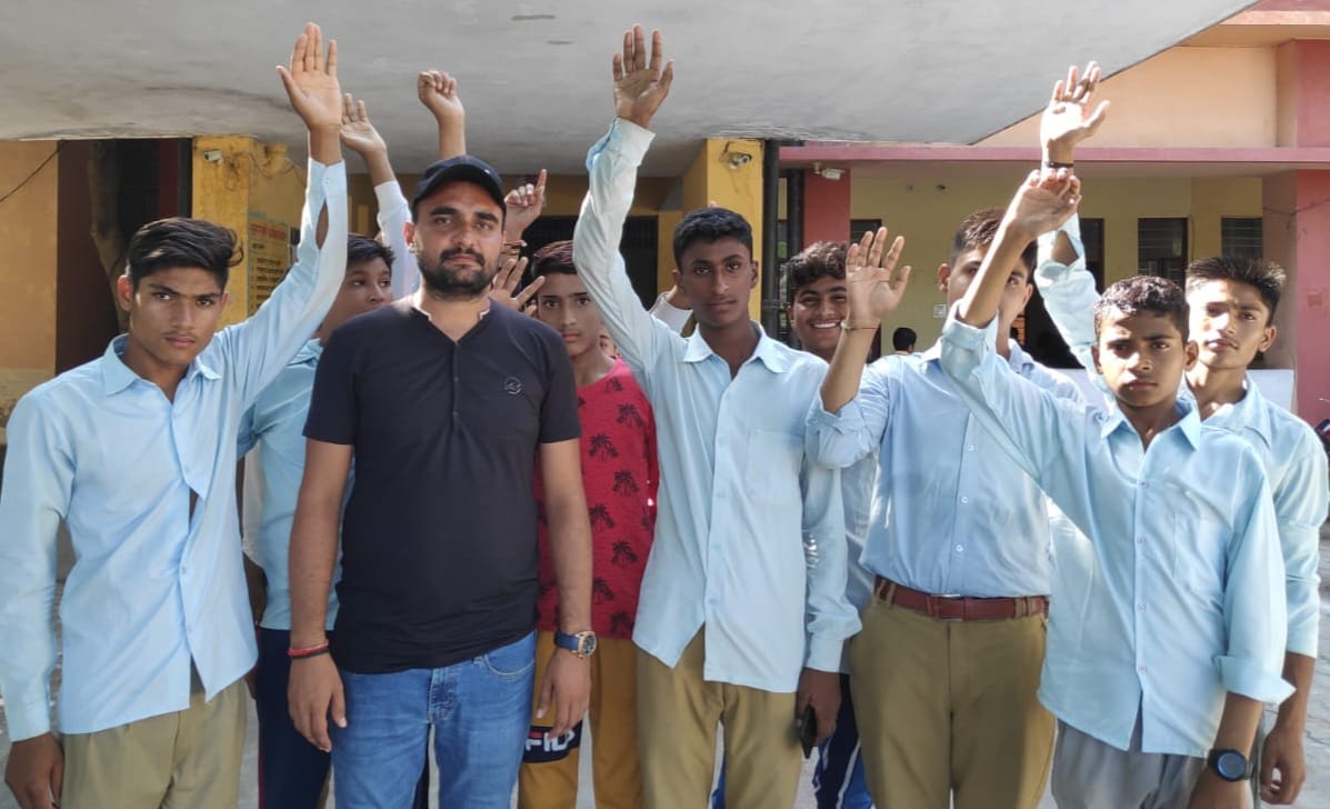 Demonstration of students of Janta Inter College Hilwadi in Tehsil