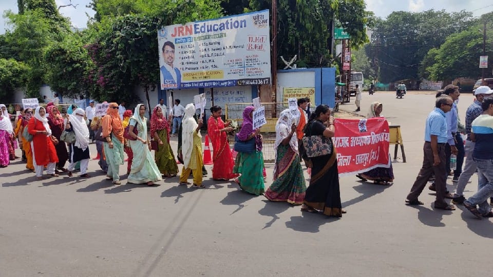 Chhatarpur: A day before Teacher's Day, teachers took out rally