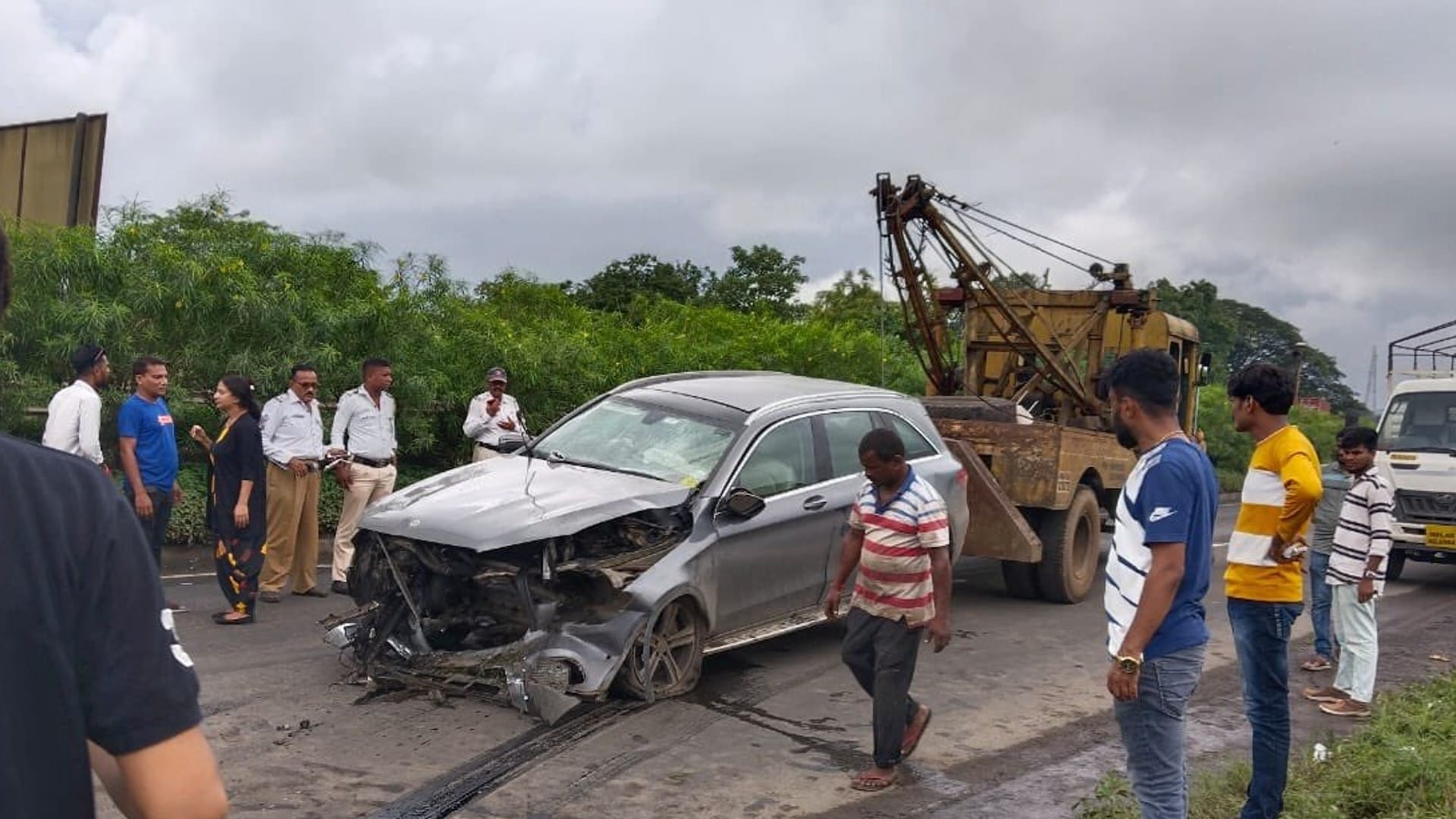 Cyrus Mistry was in this Mercedes car was damaged after accident airbags also opened check Video