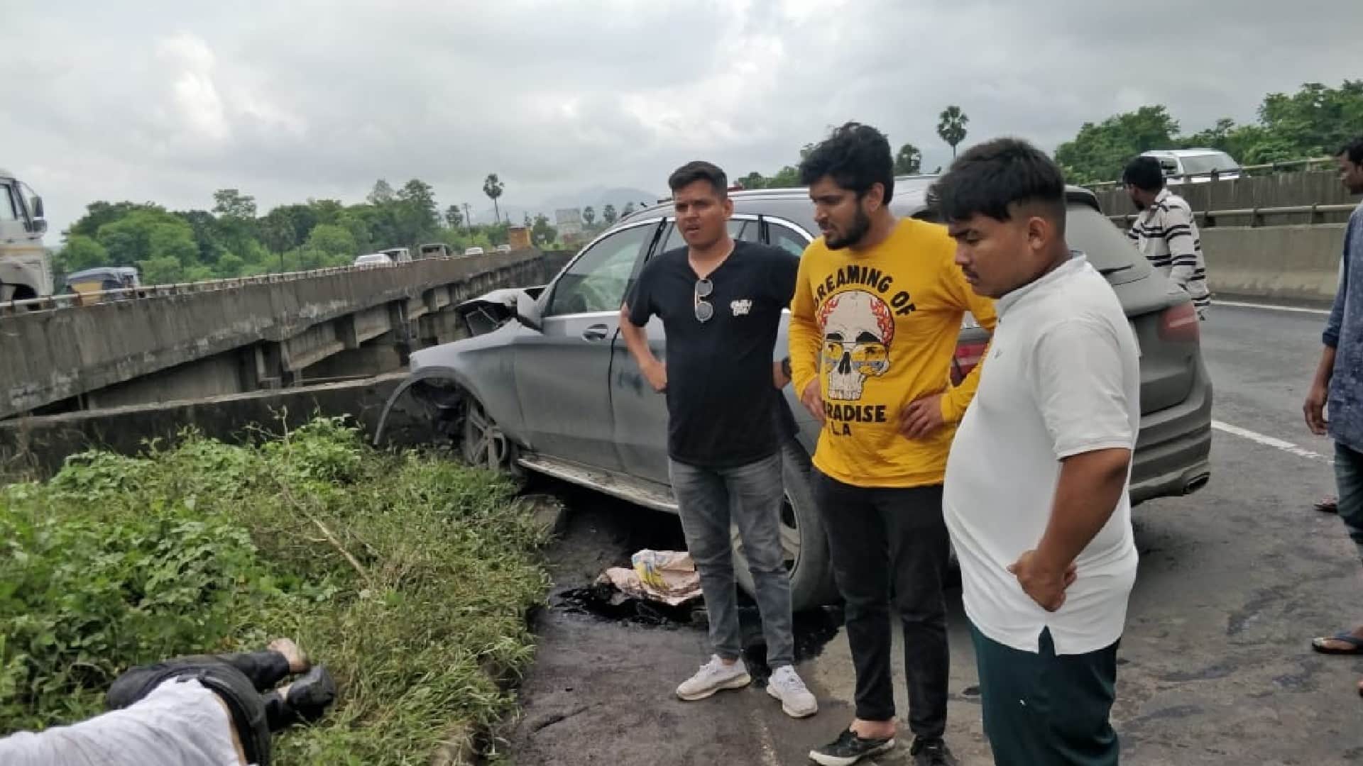 Cyrus Mistry was in this Mercedes car was damaged after accident airbags also opened check Video